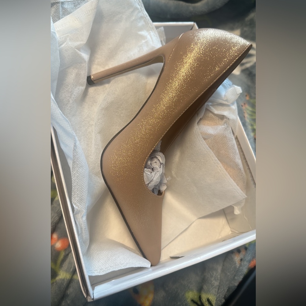 ✨Gold heels ✨

NEW! Tagged 6 1/2 fit like a 7